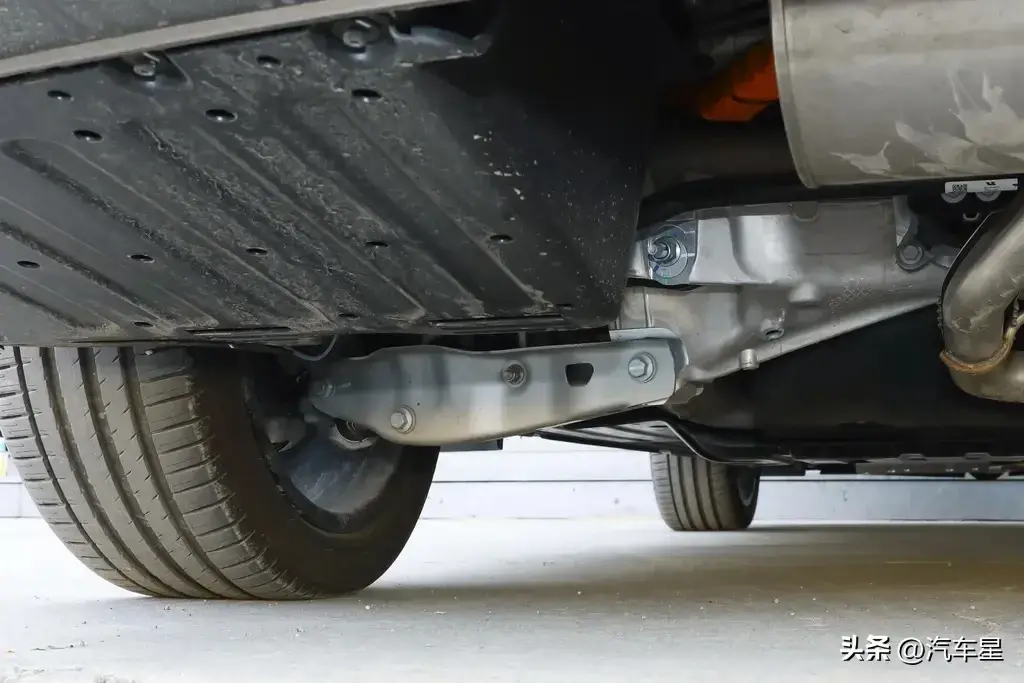 实拍理想L9：全系下调2万！综合续航1412KM！适合家用的六座SUV！