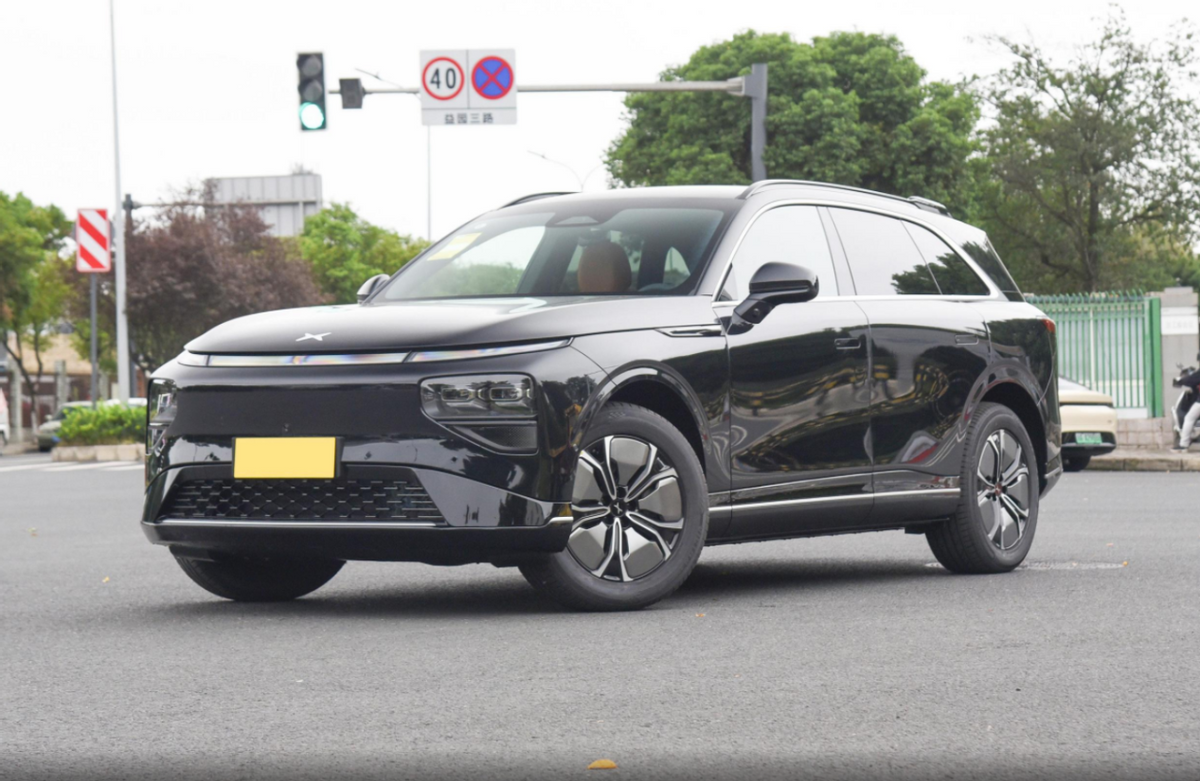 小鹏G9变相降价8000元，对比特斯拉Model Y，优缺点在哪？