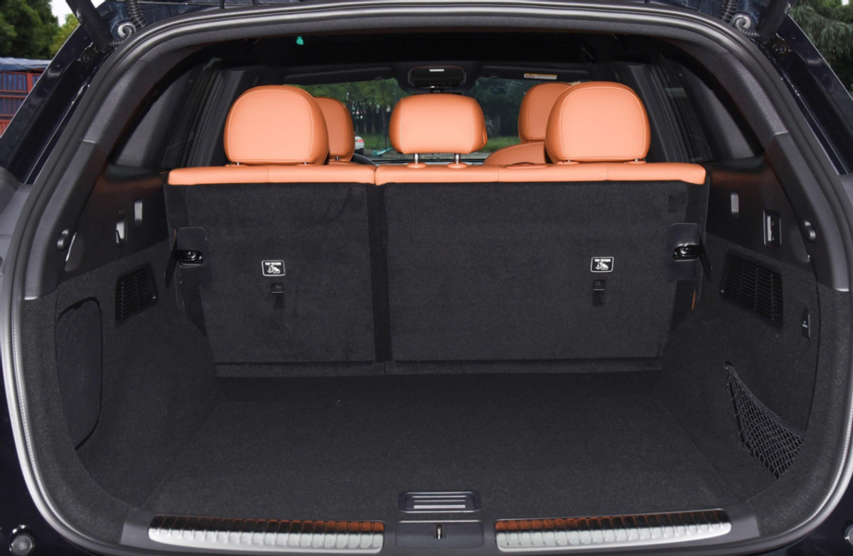 小鹏G9变相降价8000元，对比特斯拉Model Y，优缺点在哪？
