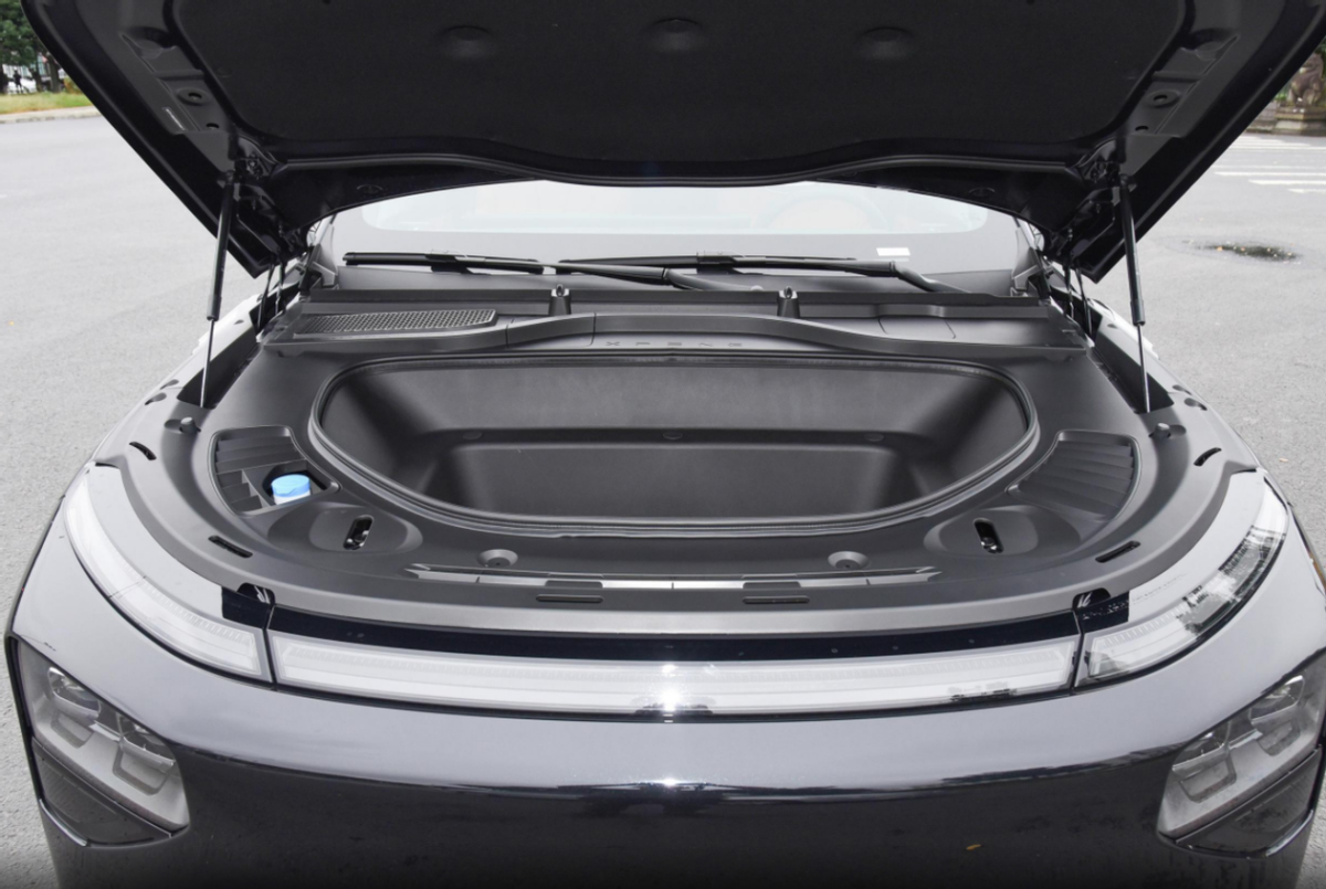 小鹏G9变相降价8000元，对比特斯拉Model Y，优缺点在哪？
