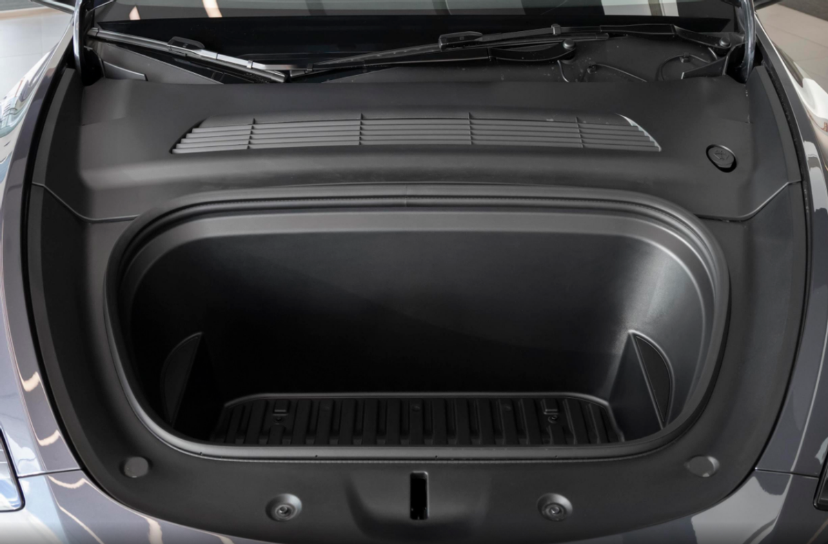 小鹏G9变相降价8000元，对比特斯拉Model Y，优缺点在哪？