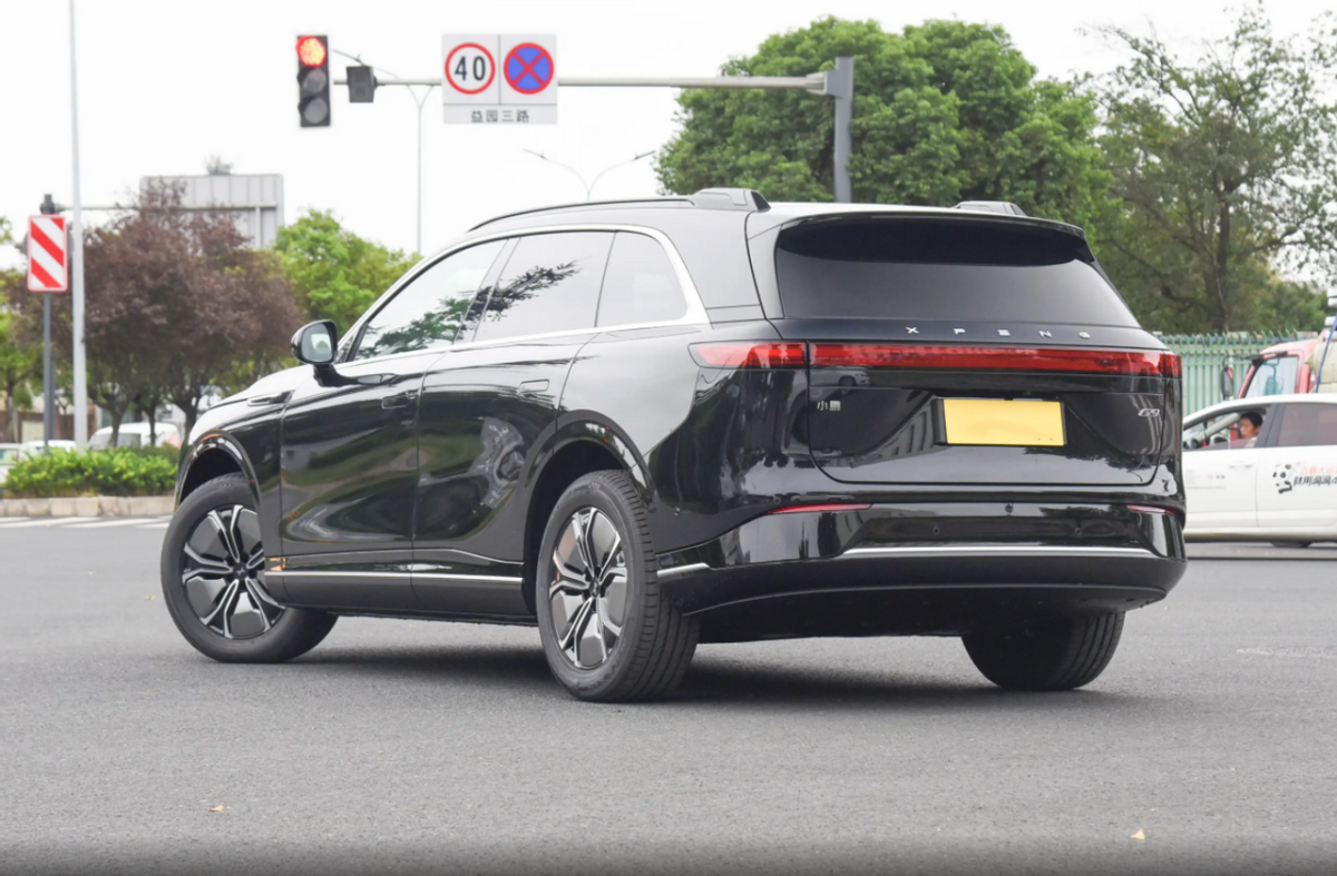 小鹏G9变相降价8000元，对比特斯拉Model Y，优缺点在哪？