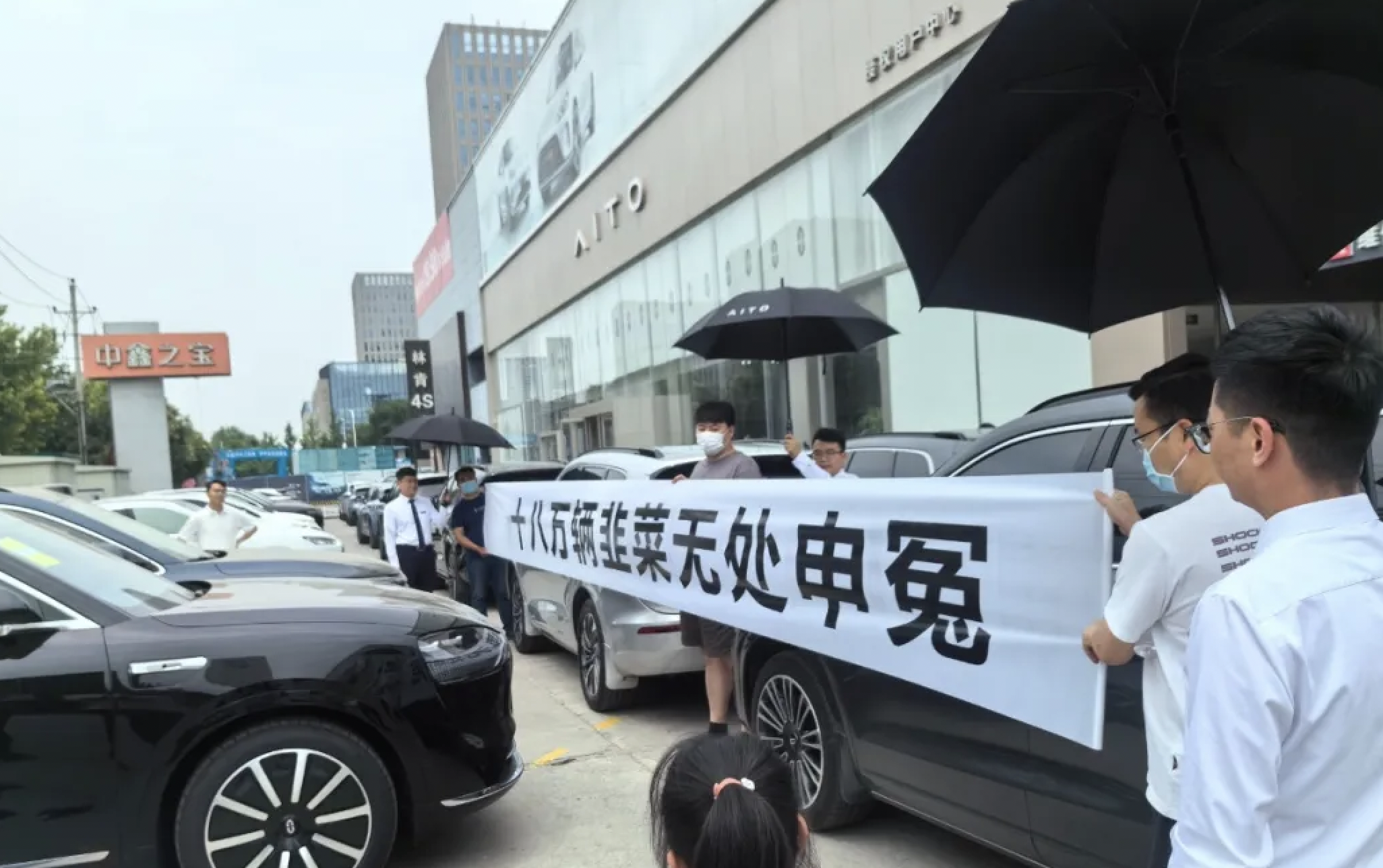 十八万辆韭菜无处申冤？问界M7车主质疑改款太快，新车一年变老款
