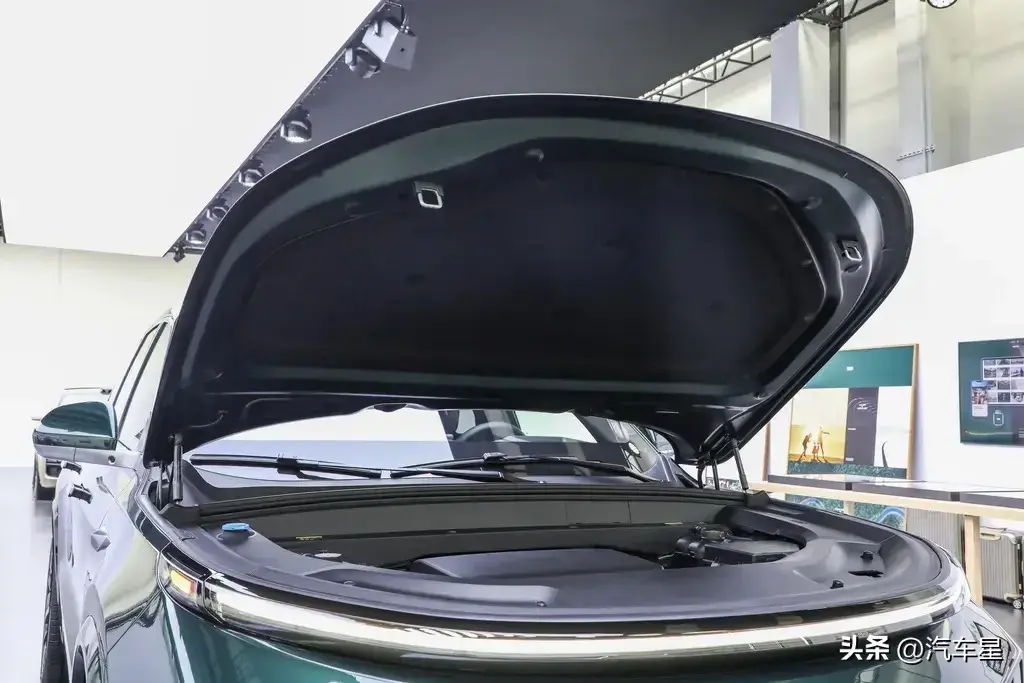 实拍理想L9：全系下调2万！综合续航1412KM！适合家用的六座SUV！