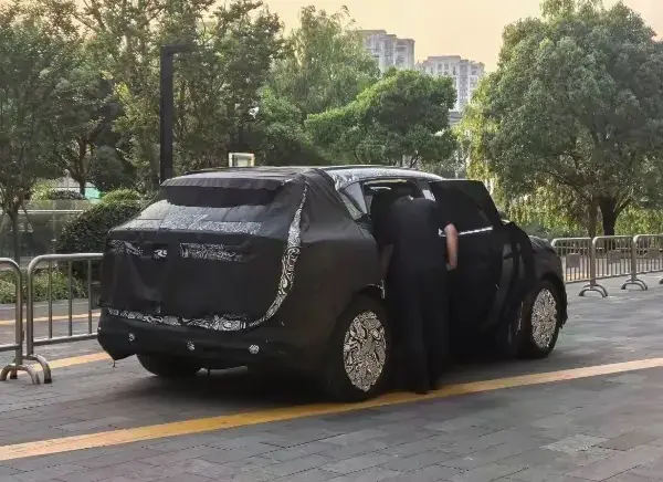 极氪伪装车SUV亮相街头，目标理想L6，预计24.98万起售