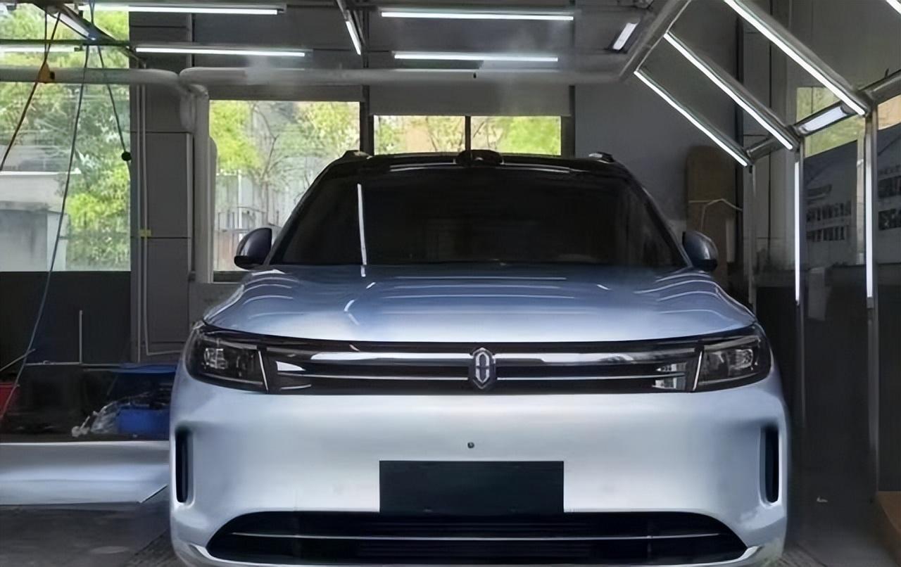 新问界M7实车曝光，遥遥领先的前提是打败理想L6