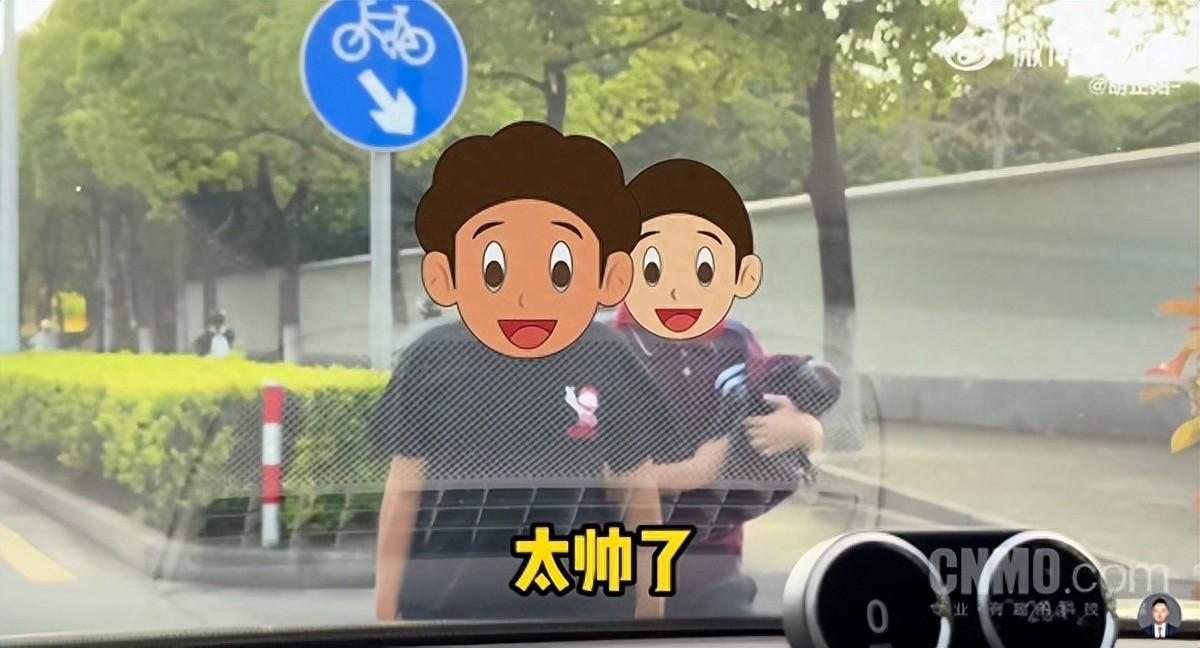 小学生路边偶遇小米SU7一顿爆夸：太帅了！哪里搞的小米啊？雷军转发微博，并配上三个“得意”的表情
