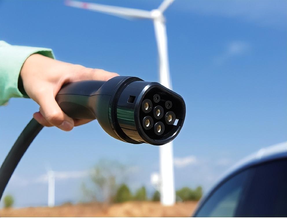 中国新能源汽车——从追赶到引领，从超越到清醒