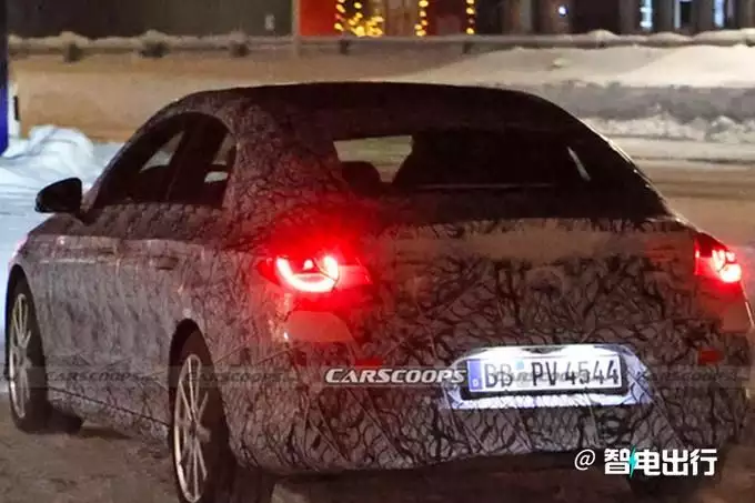 奔驰全新轿车曝光！升级E级格栅，大灯像理想L7，好看吗？