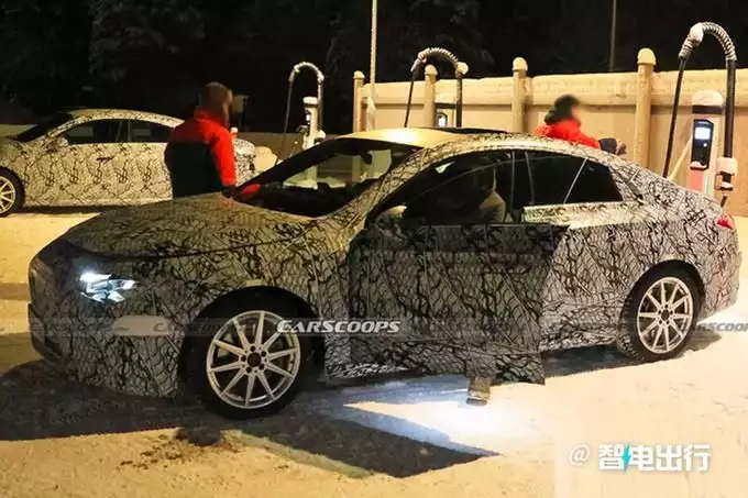 奔驰全新轿车曝光！升级E级格栅，大灯像理想L7，好看吗？