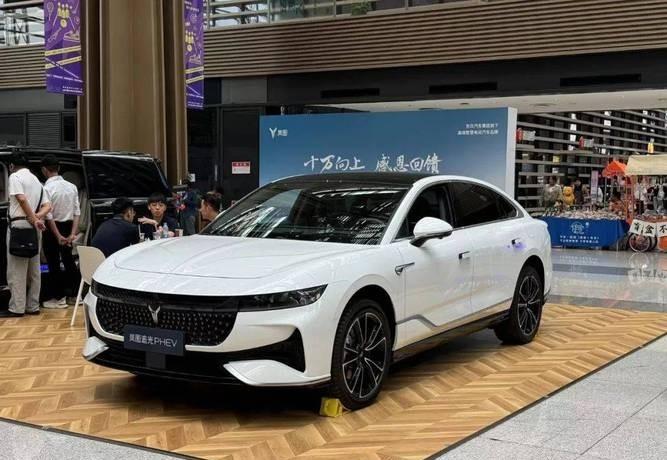 问界M9席卷明星圈：于和伟胡军等纷纷入手，这款国产SUV凭什