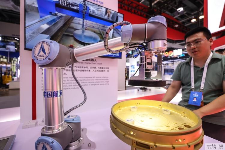 图集│探营2024世界人工智能大会，“人工智能+”落地抢先看