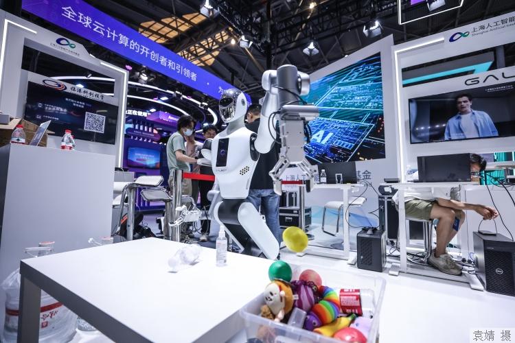 图集│探营2024世界人工智能大会，“人工智能+”落地抢先看