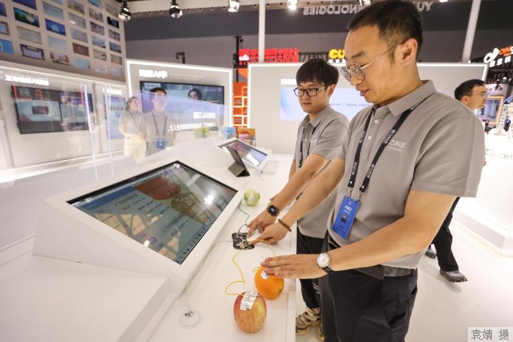 图集│探营2024世界人工智能大会，“人工智能+”落地抢先看