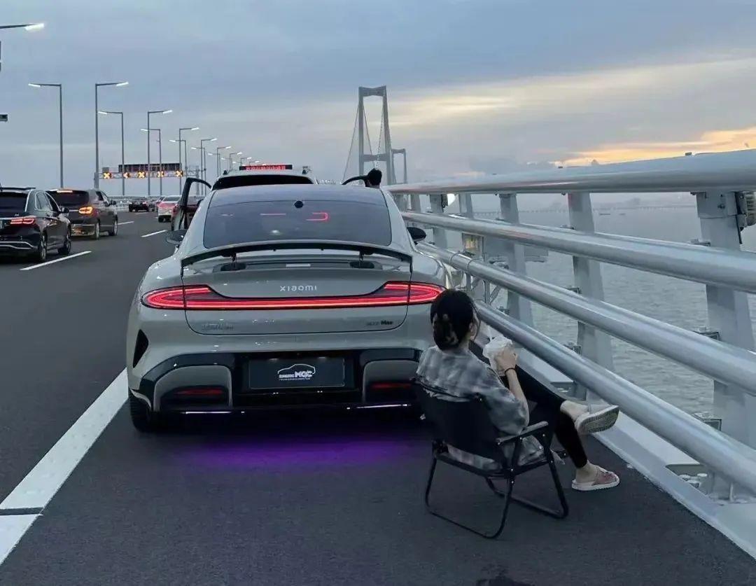 小米SU7深中通道违停被罚，网友：仰望U8龟速车队的事怎么说？