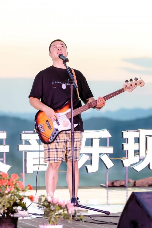 大地欢歌·2024贵州（龙里）乡村共建艺术季  “山谷的风·露天音乐现场”惊艳首秀