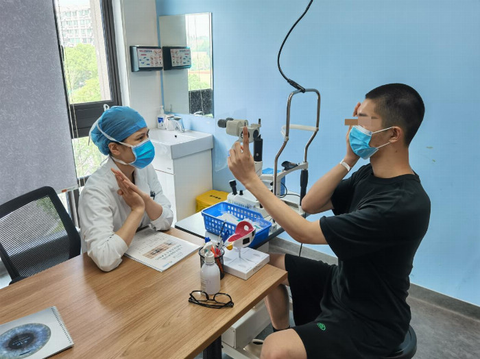 AI赋能，轻松摘镜，2025征兵季，想做近视手术要规划时间