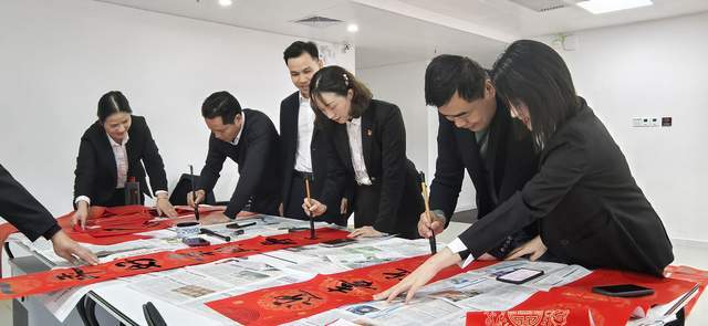 华安保险广西分公司开展“巳巳如意，春节送福，家风传递”送春联主题党日活动