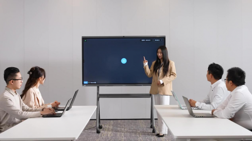 海信发布全球首款会议智能体接入DeepSeek的会议平板