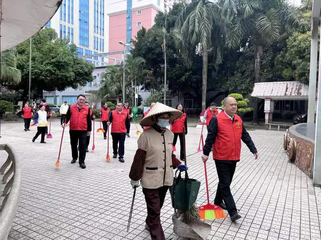华安保险广西分公司积极践行雷锋精神，关爱新竹社区老年人