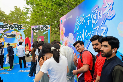 青春就要放肆甜，天冰春日快闪席卷全国高校