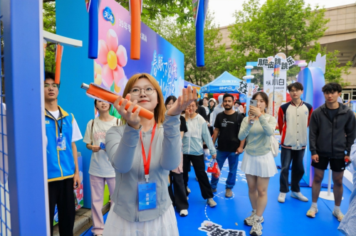 青春就要放肆甜，天冰春日快闪席卷全国高校