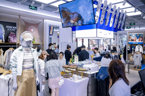 Champion上海大悦城新店启幕，潮流释放叠满冠军BUFF