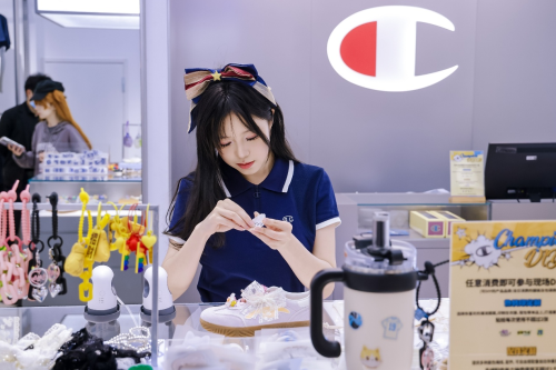 Champion上海大悦城新店启幕，潮流释放叠满冠军BUFF