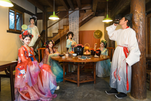 古北水镇人潮鼎沸夜如昼，五一假期邂逅“奇遇”，开启古今交融夜游盛宴