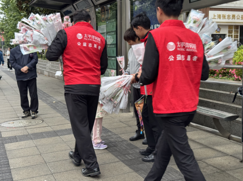 十载康乃馨香暖申城！太平洋房屋用 “馨” 守护母亲节的温柔与爱