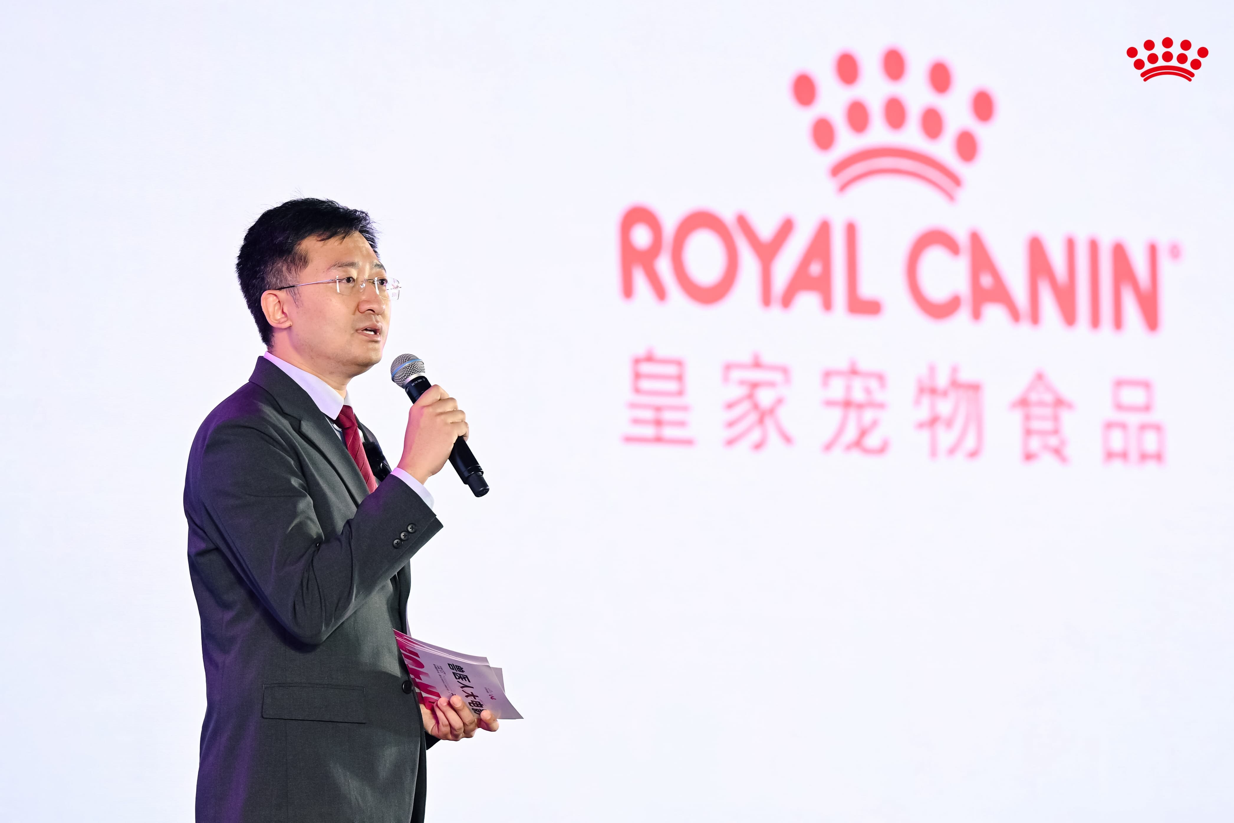 皇家亮相2025东西部大会，兽医心理健康公益启航