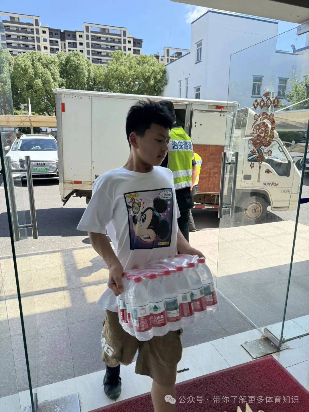 因“热”而行，传递清凉与温暖——蔡海龙携学生开展夏日公益捐赠活动