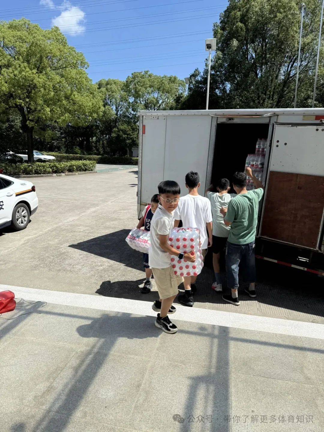 因“热”而行，传递清凉与温暖——蔡海龙携学生开展夏日公益捐赠活动