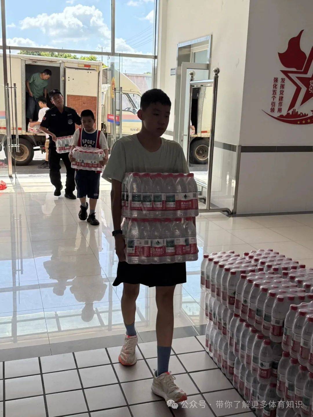 因“热”而行，传递清凉与温暖——蔡海龙携学生开展夏日公益捐赠活动