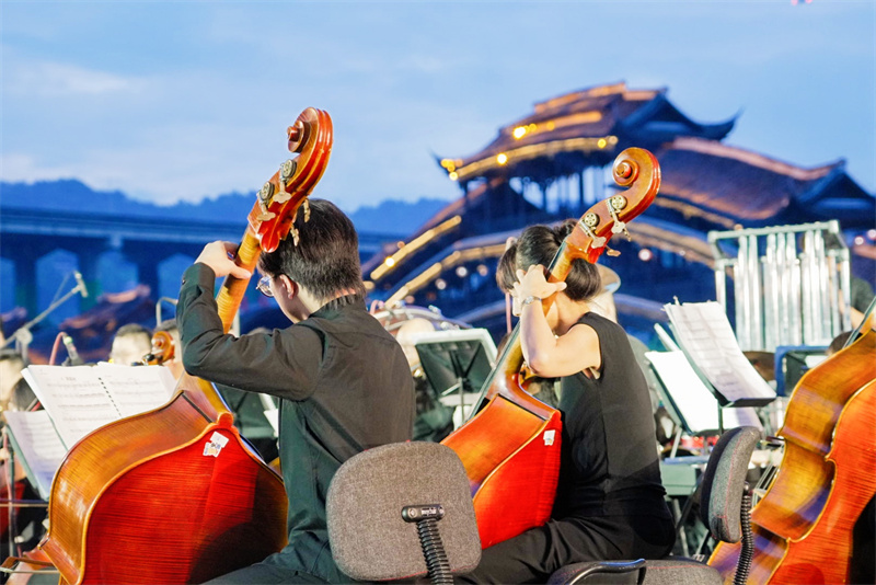 交响和鸣山海情 高铁飞驰连渝港“从香江到黔江——2025·渝港情深”交响音乐会璀璨启幕