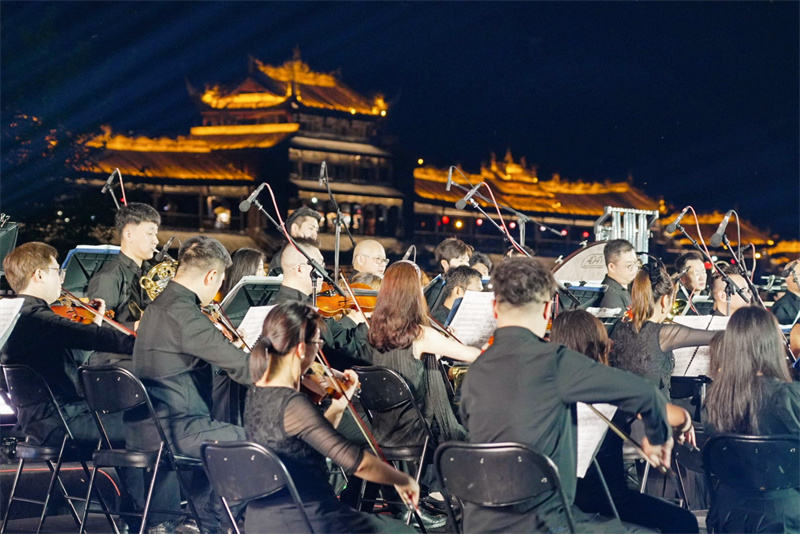 交响和鸣山海情 高铁飞驰连渝港“从香江到黔江——2025·渝港情深”交响音乐会璀璨启幕