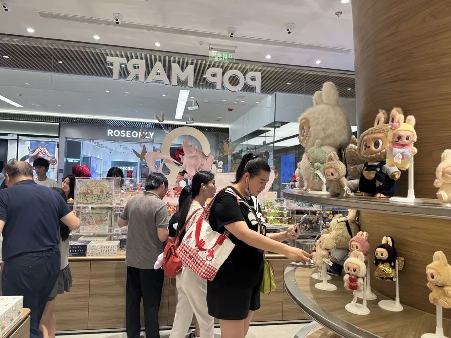 二手价暴涨78倍？记者调查天价Labubu：黄牛自导自演，主打信息差，真实价格走势曝光→
