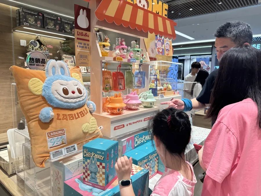 二手价暴涨78倍？记者调查天价Labubu：黄牛自导自演，主打信息差，真实价格走势曝光→
