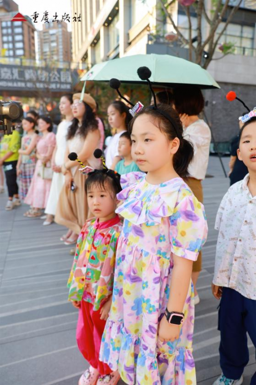 音符里的家国记忆  重庆街头奏响和平之歌