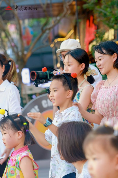 音符里的家国记忆  重庆街头奏响和平之歌
