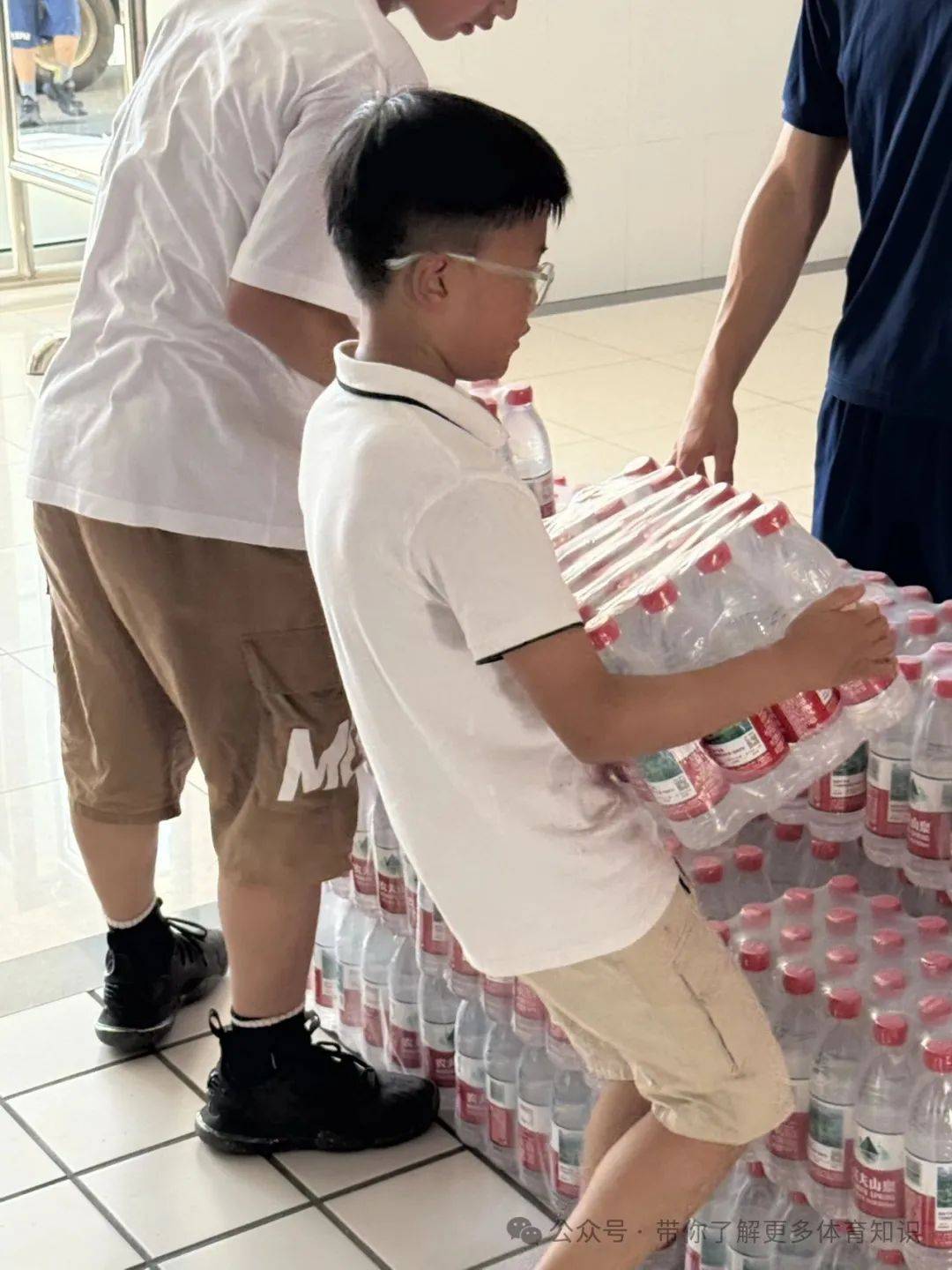 因“热”而行，传递清凉与温暖——蔡海龙携学生开展夏日公益捐赠活动