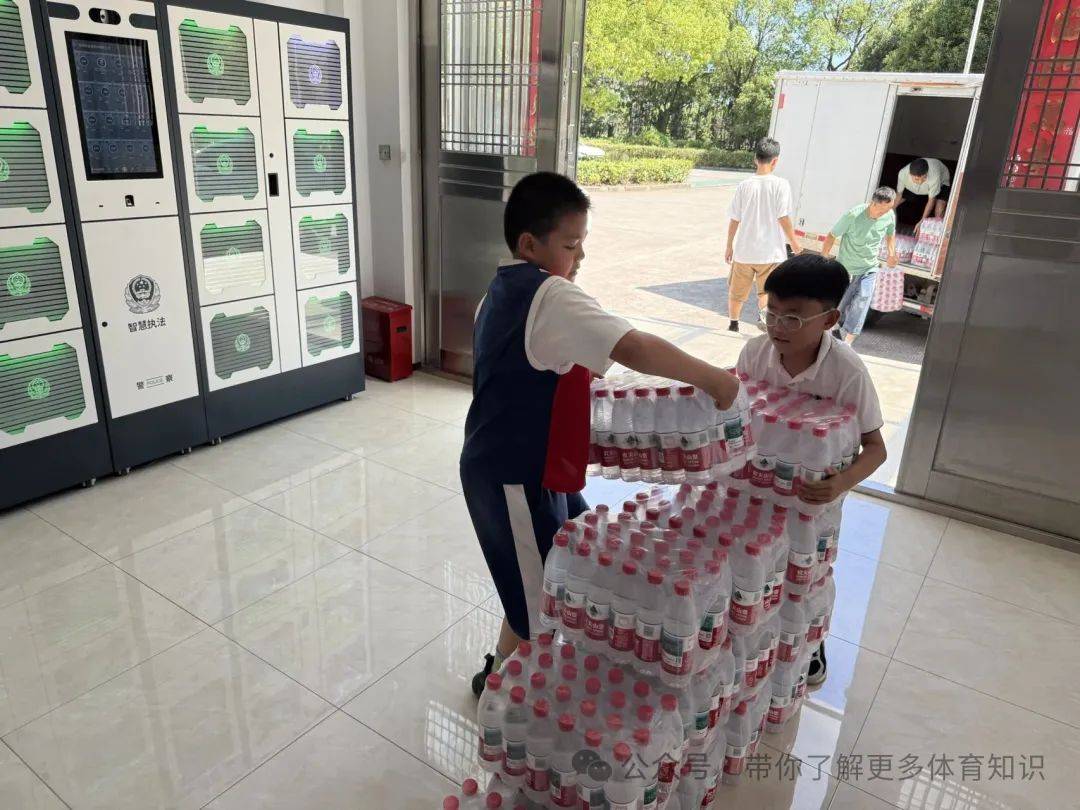 因“热”而行，传递清凉与温暖——蔡海龙携学生开展夏日公益捐赠活动