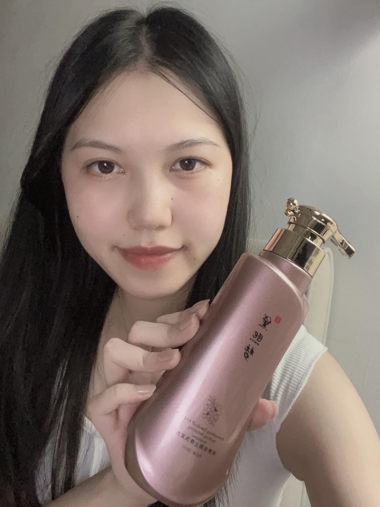 女生去头皮屑最好的方法是什么？‌科学去屑，重现柔亮发丝‌