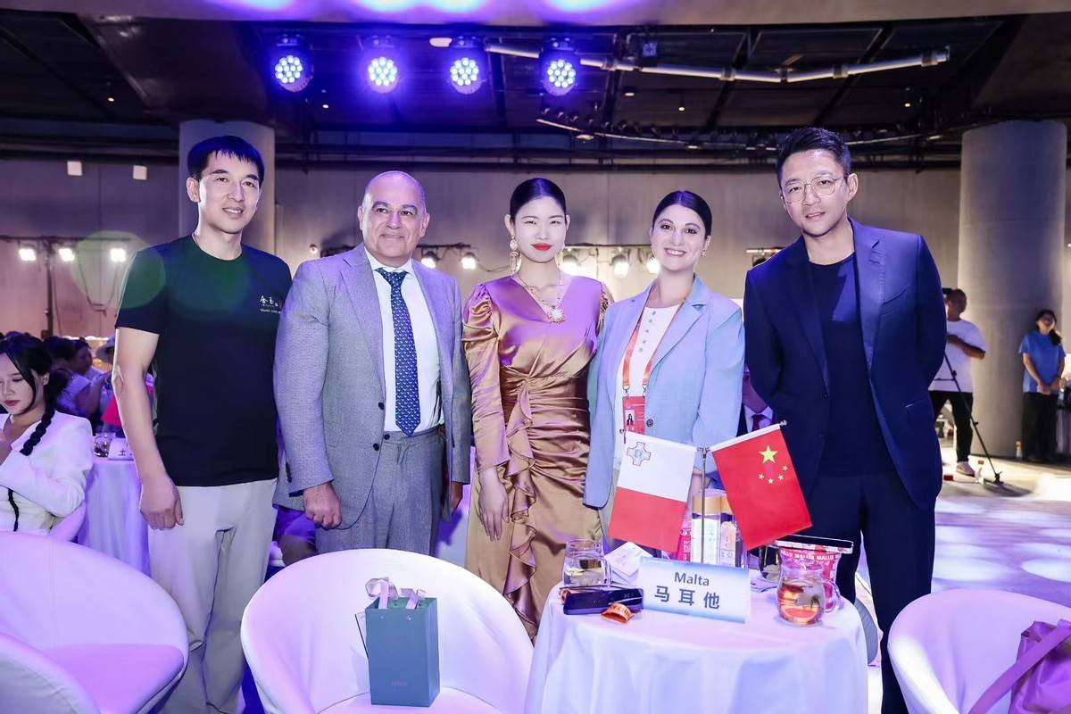合玉坊联袂和泰云朵玫瑰亮相全球品牌经济大会