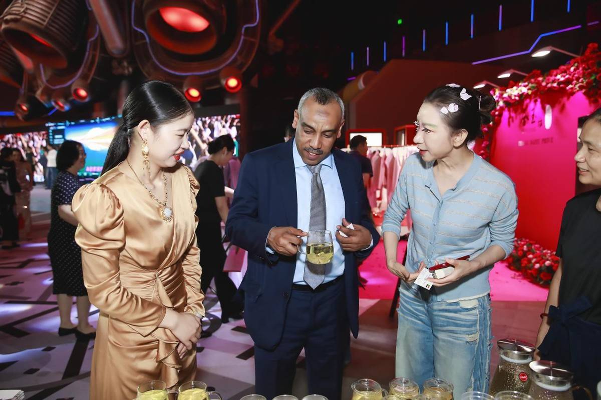 合玉坊联袂和泰云朵玫瑰亮相全球品牌经济大会