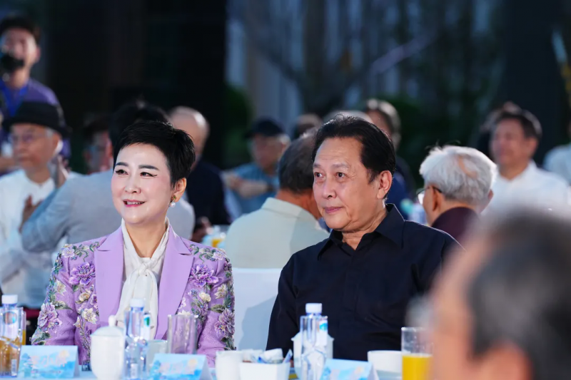 大咖云集共庆月圆，万茗堂以酒为媒共绘2025艺术家中秋雅集风雅画卷