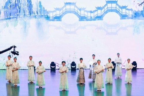 中国上海国际艺术节青少年专场双绽虹桥：“舞韵青春”绘活力，“语艺绽放” 燃秋夜