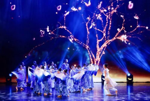 中国上海国际艺术节青少年专场双绽虹桥：“舞韵青春”绘活力，“语艺绽放” 燃秋夜