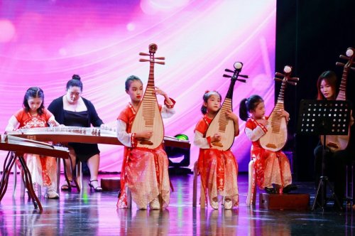 中国上海国际艺术节青少年专场双绽虹桥：“舞韵青春”绘活力，“语艺绽放” 燃秋夜