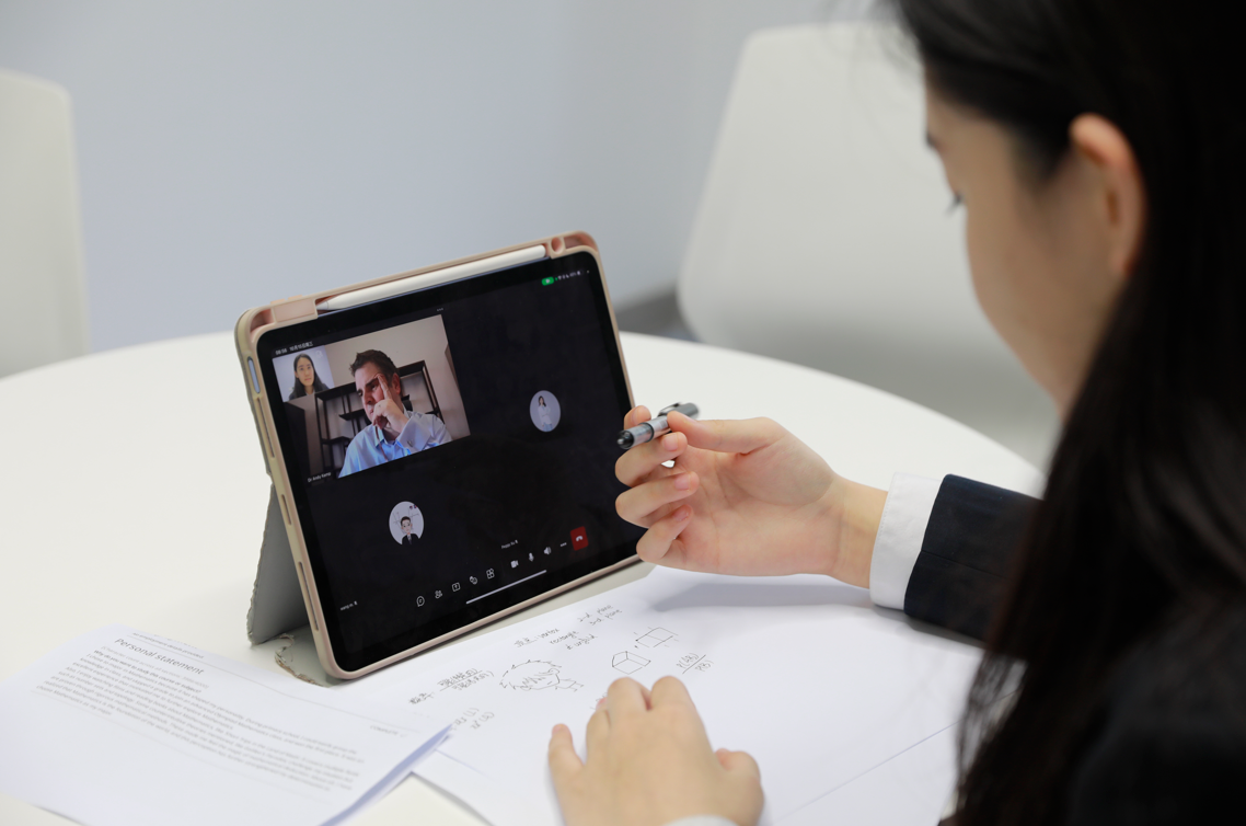 从剑桥大学招生官访校，看宏文学校青岛校区如何打造“培优矩阵”